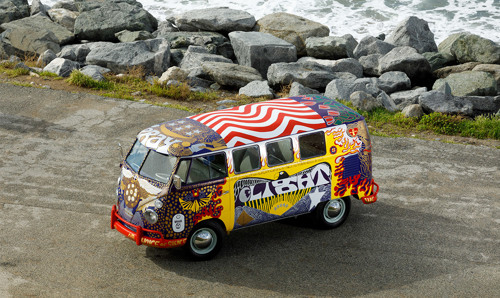 auto in front of the sea